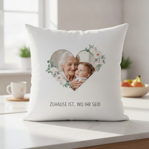 Kissen mit Herzfoto und Blumenkranz fuers Sofa