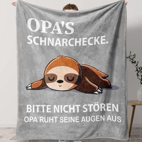 Decke mit Faultieren und lustigen Sprüchen als Einzugsgeschenk für Opa