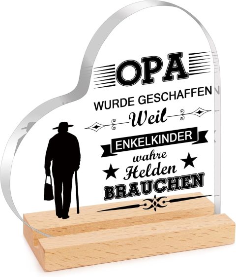 Herzförmiges Acryl-Andenken für Opa auf dem Regal im neuen Zuhause