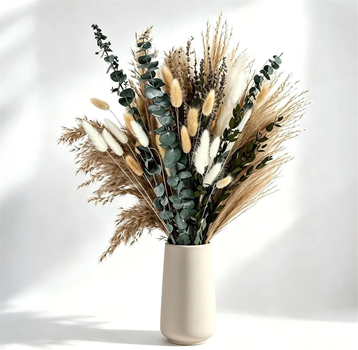Trockenblumenstrauß mit Pampasgras, Eukalyptus & Lavendel im Boho-Stil