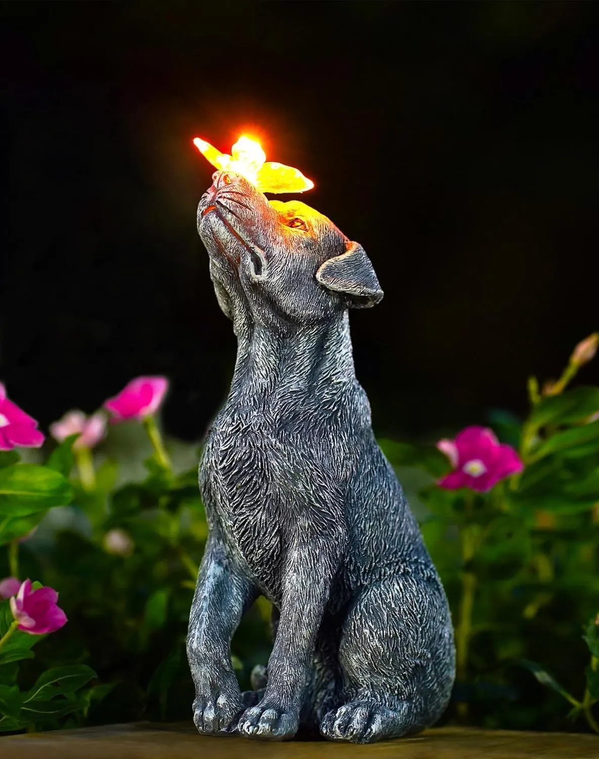 Solar-Hundefigur mit Schmetterling für den Garten