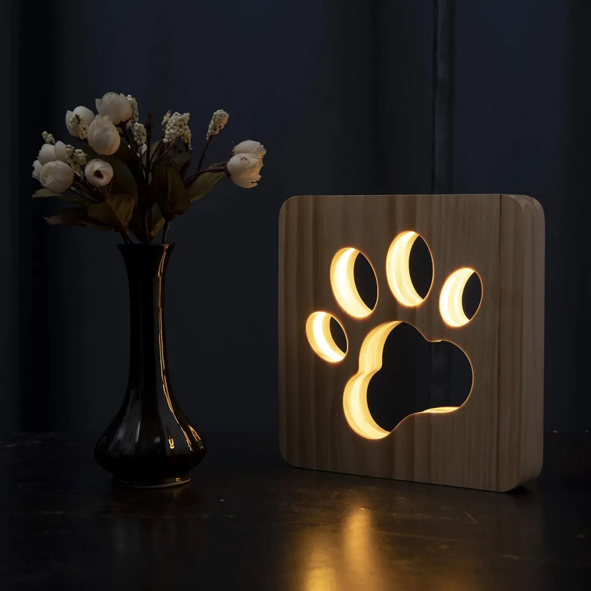 LED-Nachtlicht mit Hundepfote aus Holz